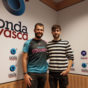 Andoni y Ekaitz presentan la UD Quidditch-a ikastetxean