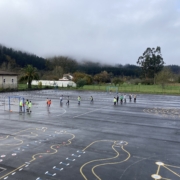 Foto panorámica de patio de ikastola donde una clase de primaria juega a quidditch