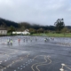 Foto panorámica de patio de ikastola donde una clase de primaria juega a quidditch