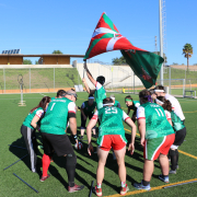 La euskal selekzioa se prepara para un patido cantando su himno "Sagarra Jo" y ondeando la ikurrina