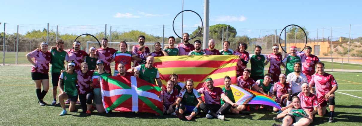 Fotografía de la euskal selekzioa junto a la selección catalana en la copa de naciones 2025