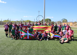 Fotografía de la euskal selekzioa junto a la selección catalana en la copa de naciones 2025